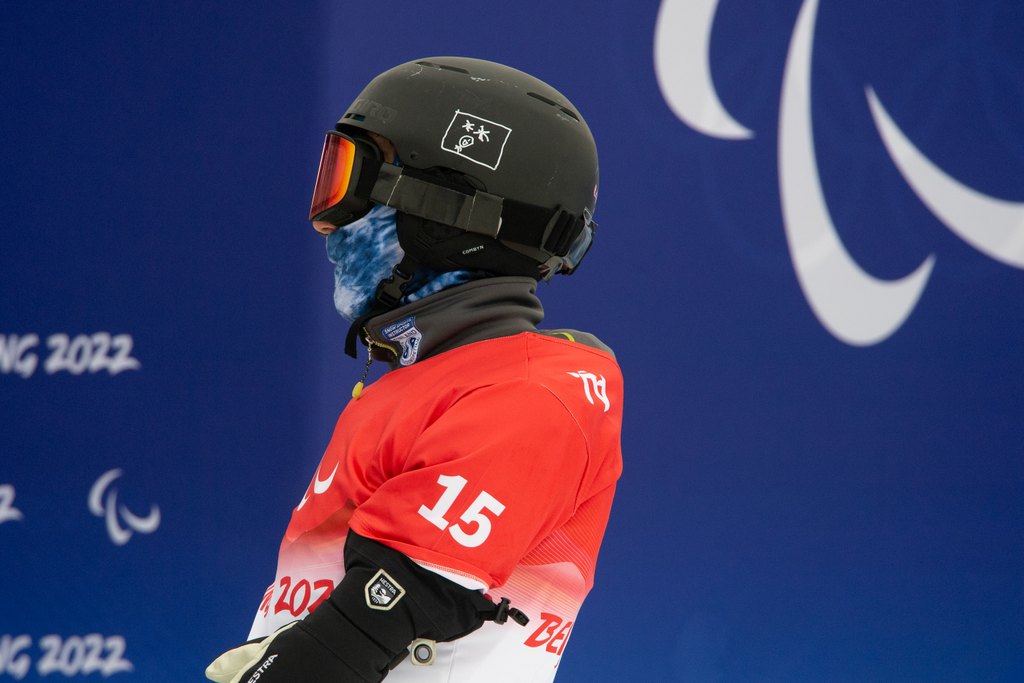 Matti Sairanen lähikuvassa sivuprofiilista, kisavarustus päällään. Pekingin 2022 paralympialaisissa.